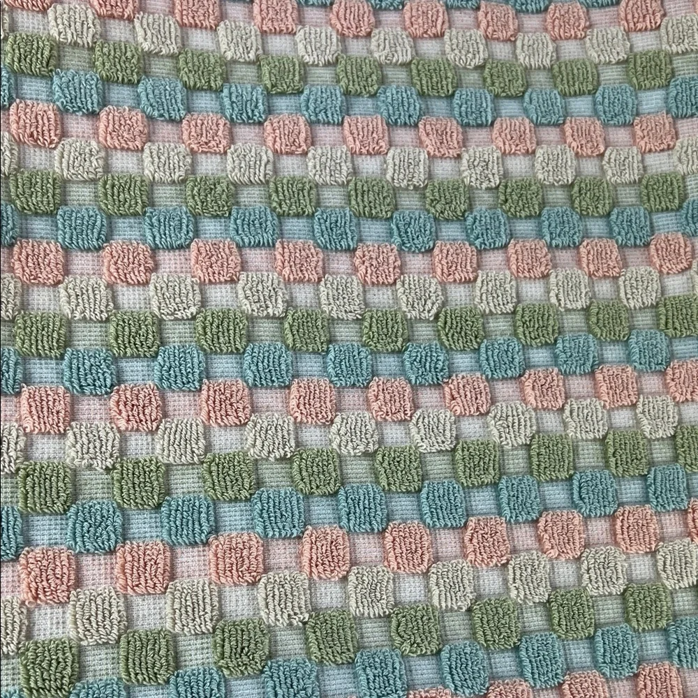 Soho Living Bath Towel Set Geometric Dots Pastel Green Blue Peach Set of 2 NEW